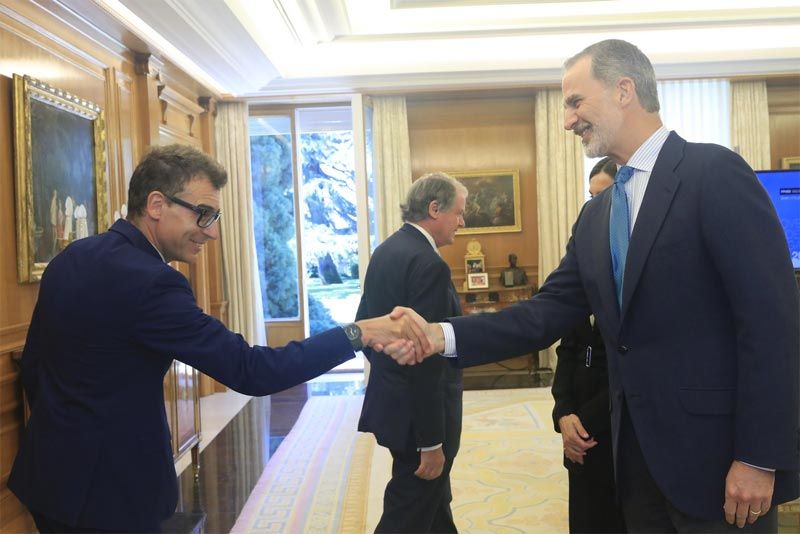 El Rey, dando la mano al director de la Fundación Princesa de Girona