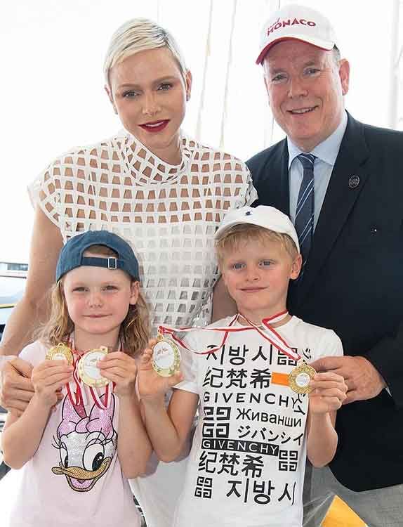 Alberto y Charlene de Mónaco con sus hijos 