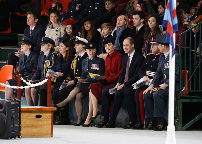 Los Duques de Cambridge, el pasado 18 de febrero, en una ceremonia de la Real Fuerza Aérea británcia en el norte de Gales, en donde el Príncipe tuvo su base durante su tiempo de instrucción
