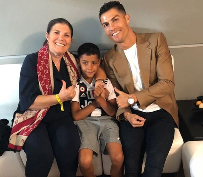 La madre de Cristiano Ronaldo, Dolores Aveiro, recibe el altar hospitalaria