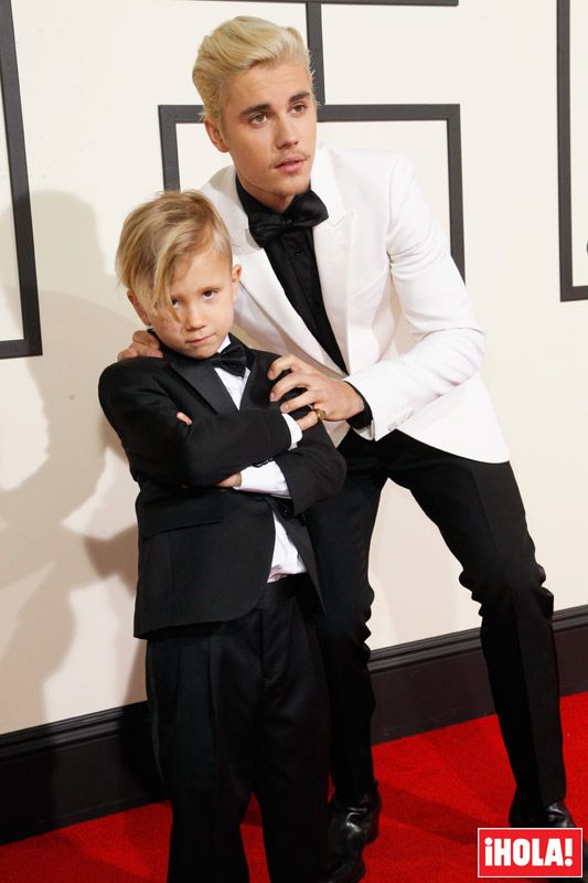 Justin y Jaxon Bieber sobre la alfombra roja de los premios Grammy
