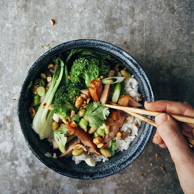 Arroz con edamame, pak choi, pollo ahumado, cacahuetes y brócoli