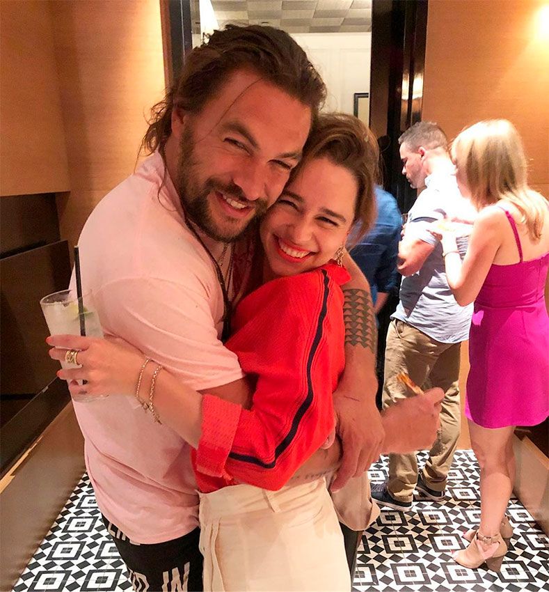 Emilia Clarke y Jason Momoa