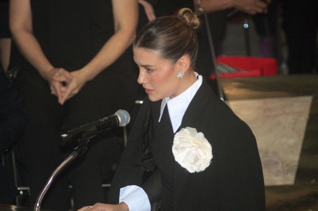 Michelle Salas en el funeral de Silvia Pinal