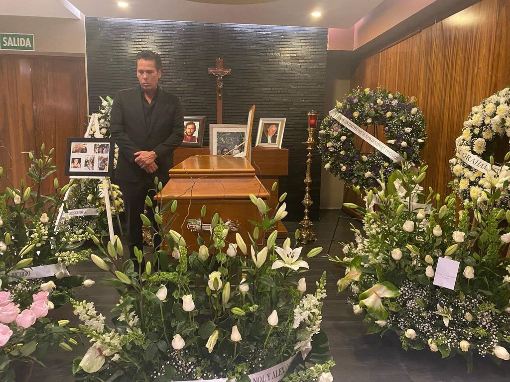 Roberto Palazuelos en el funeral de su padre.