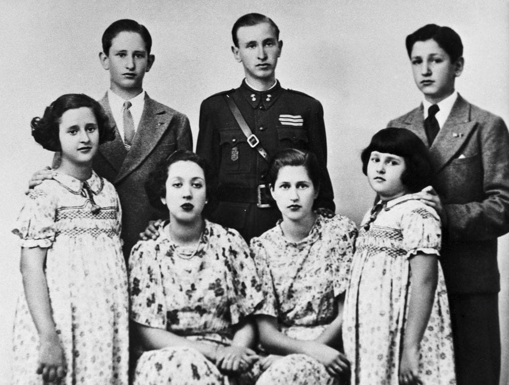 Fabiola de Mora y Aragón (a la izquierda), cuando era niña con sus hermanos Gonzalo (de uniforme), Alejandr, Neva, Ana-María y Mari Luz
