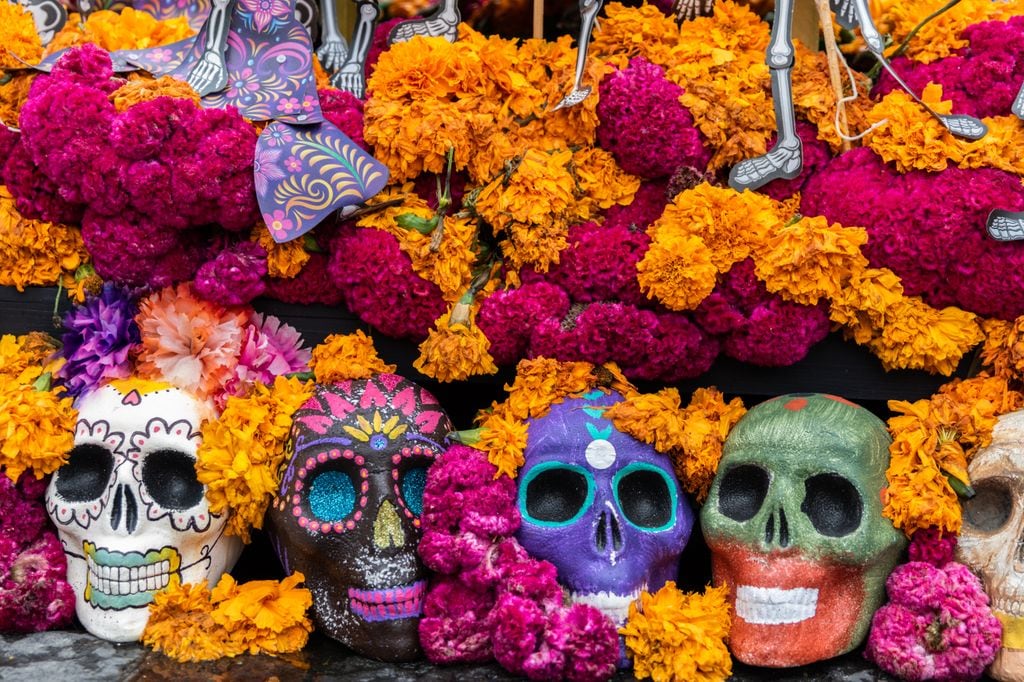 Flores de sempasúchil en una decoración de Día de Muertos