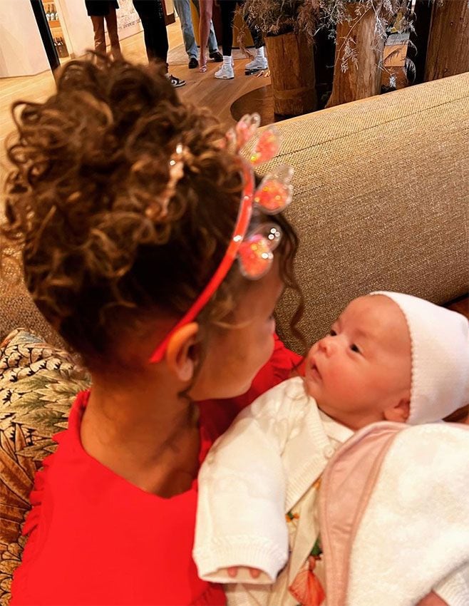 La hija de Chrissy Teigen y John Legen con su hermana recién nacidda