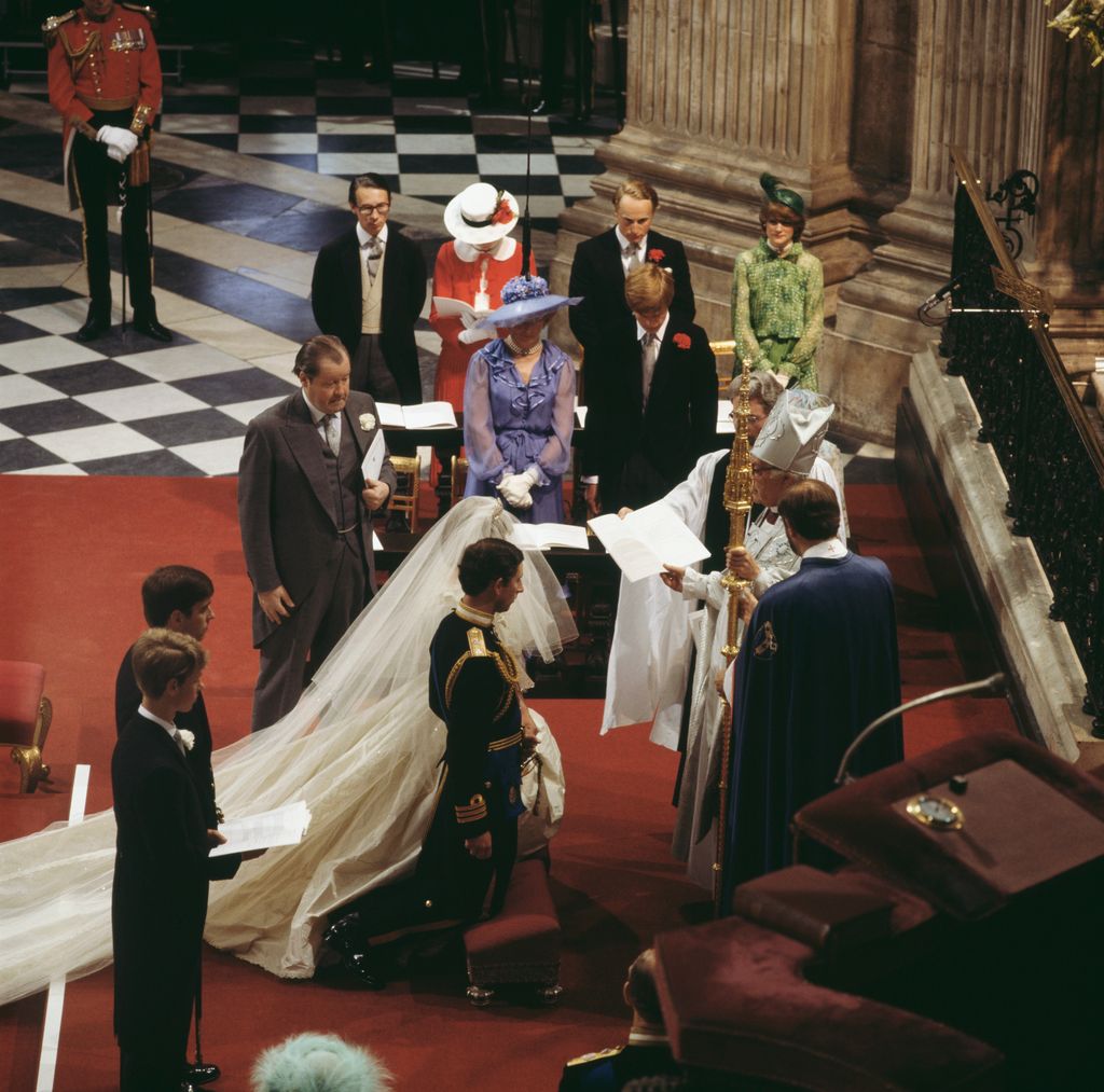 Imagen de la boda de Carlos, heredero de la Corona británica, con Lady Diana Spencer, en la catedral de San Pablo, en Londres, el 29 de julio de 1981. Se puede ver a Robert Fellowes al lado de la hermana de Diana, entonces él ya ocupaba un lugar importante en la corte de Isabel II como secretario privado adjunto de la soberana