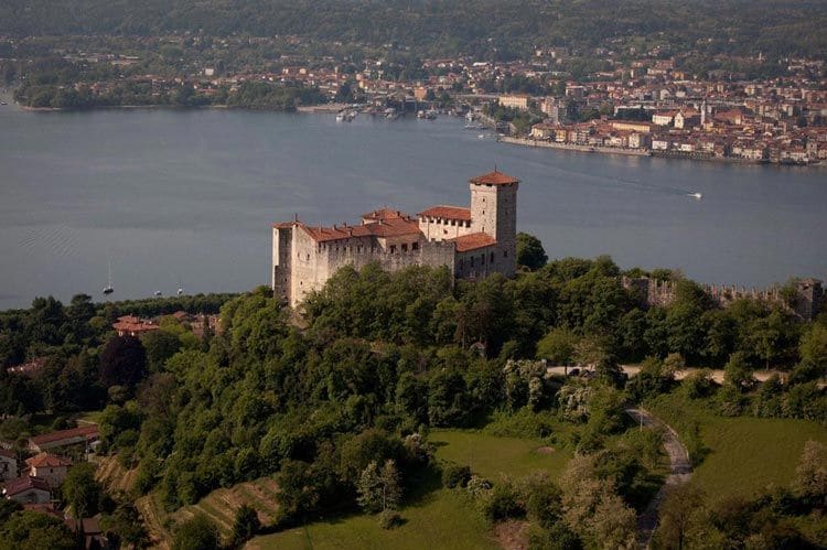 La Rocca d´Angera es una de las propiedades que tiene la familia Borromeo en el lago Maggiore, es un majestuoso castillo medieval en el que se celebró la gran fiesta en la noche del 1 de agosto Foto: Isoleborromee.it
