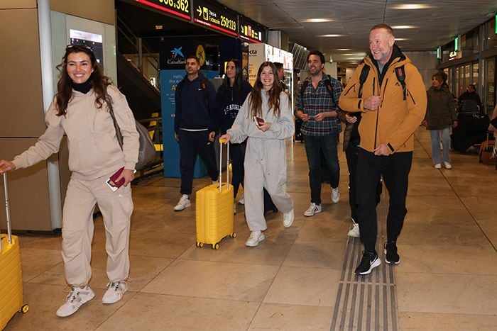 Arancha del Sol, Pedro Garía Aguado y Mimi Pérez-Cabrero, entre otros, en el aeropuerto