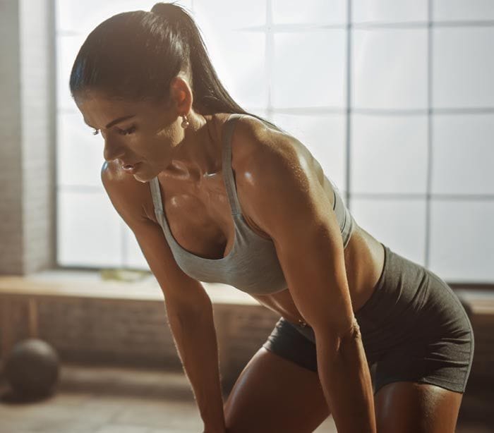 mujer cansada después de entrenar