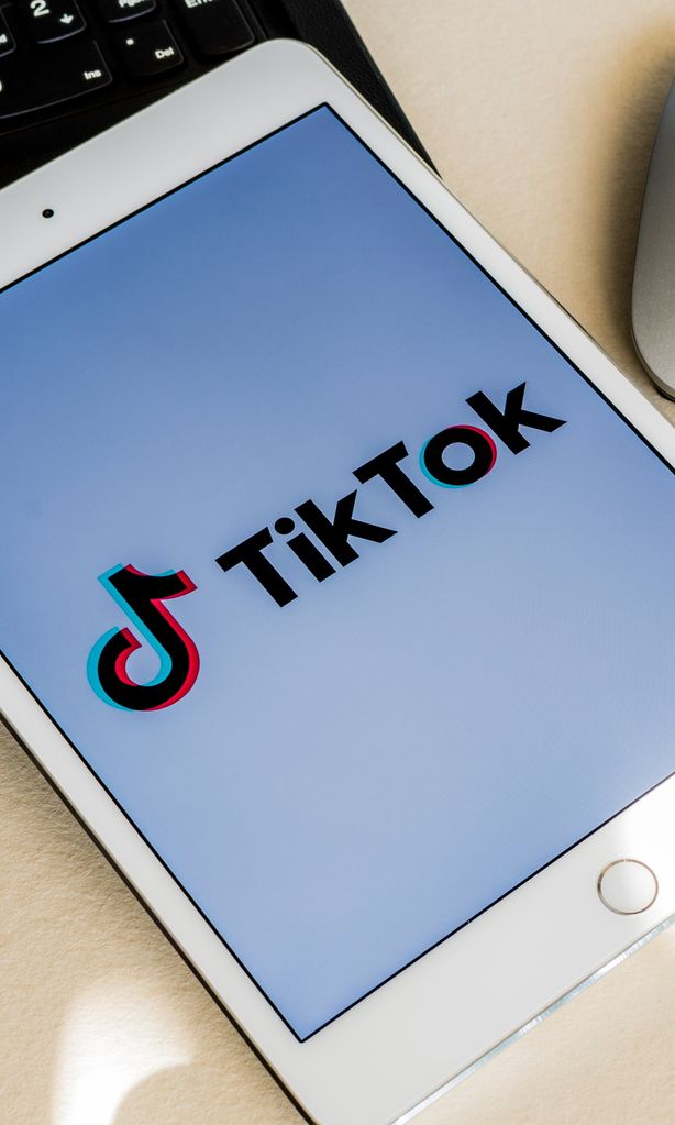 Tablet con imagen de Tik Tok