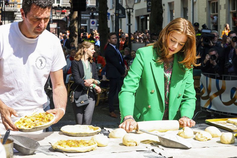 Alexia de Holanda con un rodillo en el Día del Rey