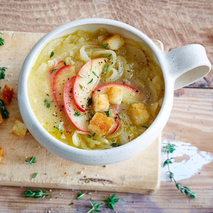 Sopa de cebolla con manzana