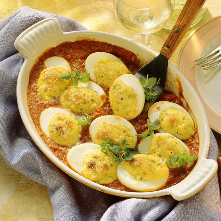 Huevos gratinados con gorgonzola sobre salsa de tomate