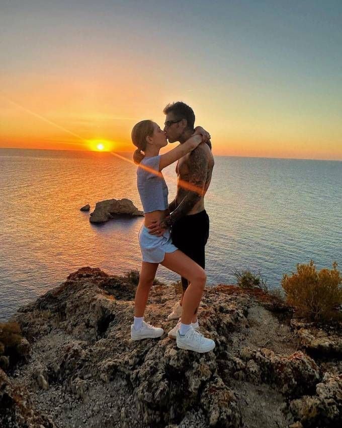 Beso en un atardecer entre Fedez y Chiara Ferragni