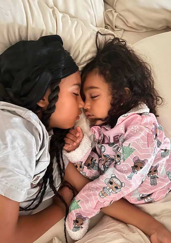 north west y su hermana durmiendo