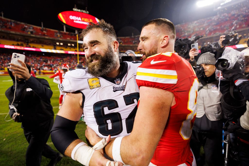 Kansas City, Missouri - 20 de noviembre: Jason Kelce #62 de los Philadelphia Eagles y Travis Kelce #87 de los Jefes de Kansas City se abrazan después de un partido de fútbol de la NFL contra los Jefes de Kansas City en Geha Field en el Estadio Arrowhead el 20 de noviembre de 2023 en Kansas en Kansas Ciudad, Missouri. (Foto de Ryan Kang/Getty Images)