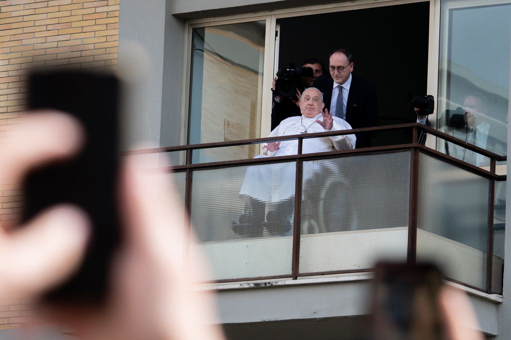 El Papa Francisco envió su bendición desde uno de los balcones del hopsital