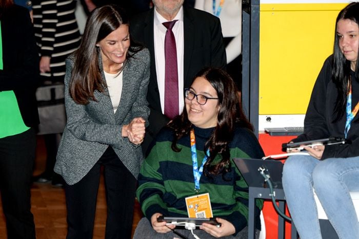 Doña Letizia charla animadamente con una de las asistentes