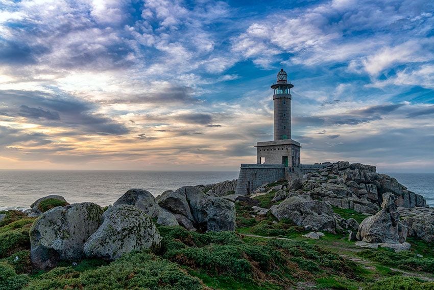 Vista del faro de Punta Nariga en la costa da Morte, Galicia