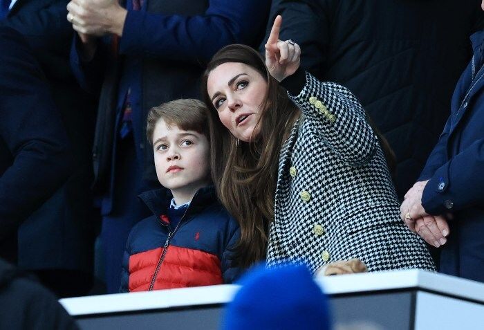 Kate Middleton y William con su hijo George