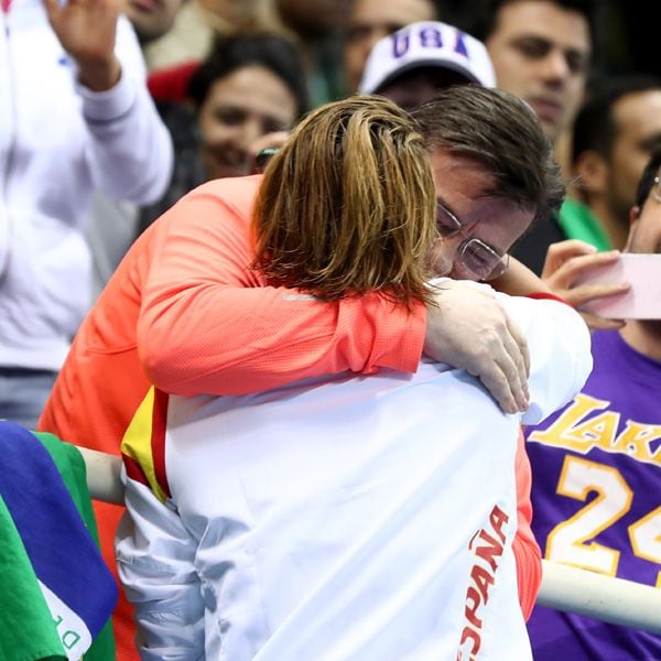 Mireia celebró su triunfo con sus familiares y su novio, el piragüista Javier Hernanz, miembro del K-4 español que competirá en Río, que llegó a la piscina justo para verla competir. "No sé ni dónde estará, por ahí estará; sé que mis padres están ahí", contó. Y corrió hacia ellos para fundirse en un fuerte abrazo y recoger la bandera de España que le entregó su padre
