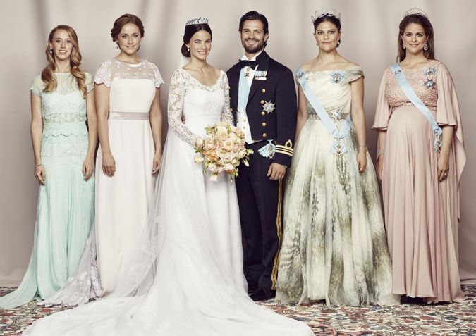 En una de las fotografías oficiales de la Boda Real los novios posan con sus hermanas, así a las princesas Victoria y Magdalena de Suecia se unieron Sara (de verde) y Lina (de rosa) Hellqvist
