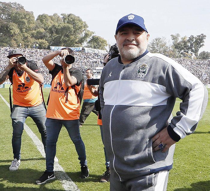 Maradona manda un mensaje a sus hijas: 'Más vivo que nunca'