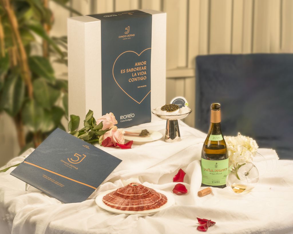 Edición limitada de Osborne para San Valentín compuesta por jamón de bellota 100% ibérico, caviar ecológico riginal Naccarii Excellsius y Viña Monty viura 2018.