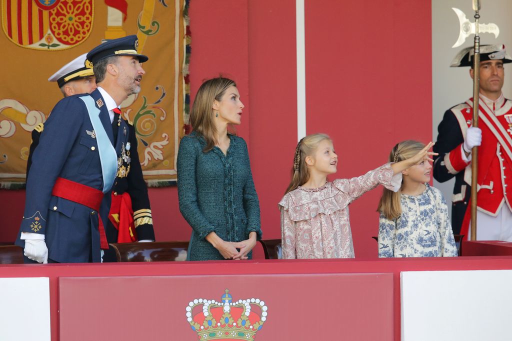 Los reyes Felipe y Letizia con la princesa Leonor y la infanta Sofía el 12 de octubre de 2014