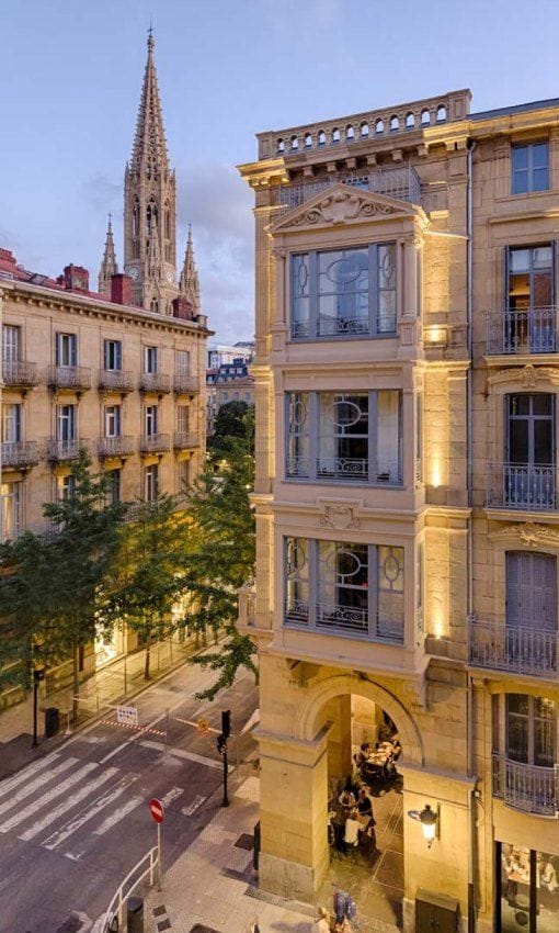 Hotel Arbaso, un moderno alojamiento en un edificio del siglo XIX en el centro de la capital guipuzcoana.