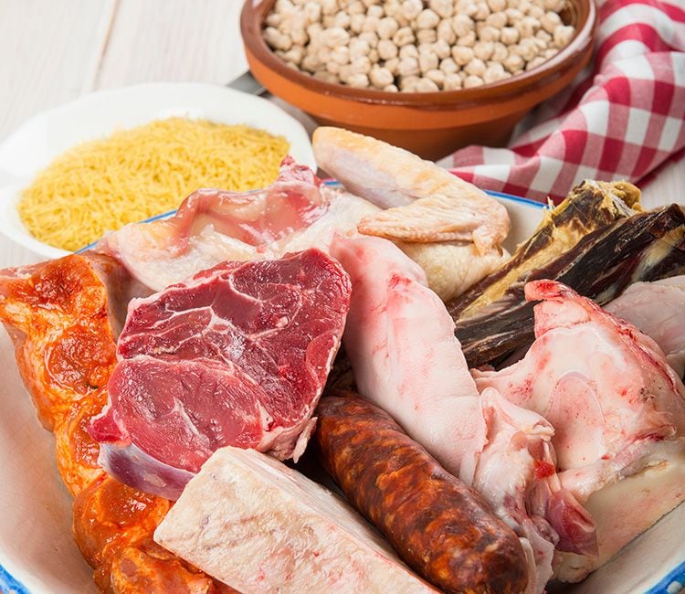 Ingredientes crudos para hacer cocido madrileño