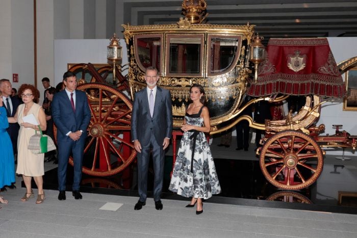 Los Reyes junto a uno de los históricos carruajes que hay en en la Galería de las Colecciones Reales
