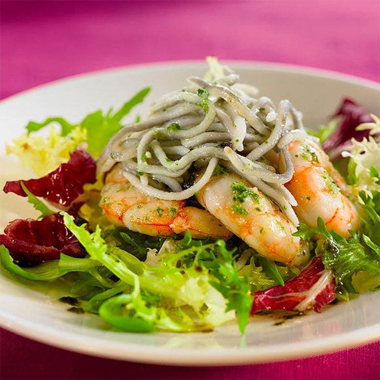 Ensalada templada de gambas al ajillo