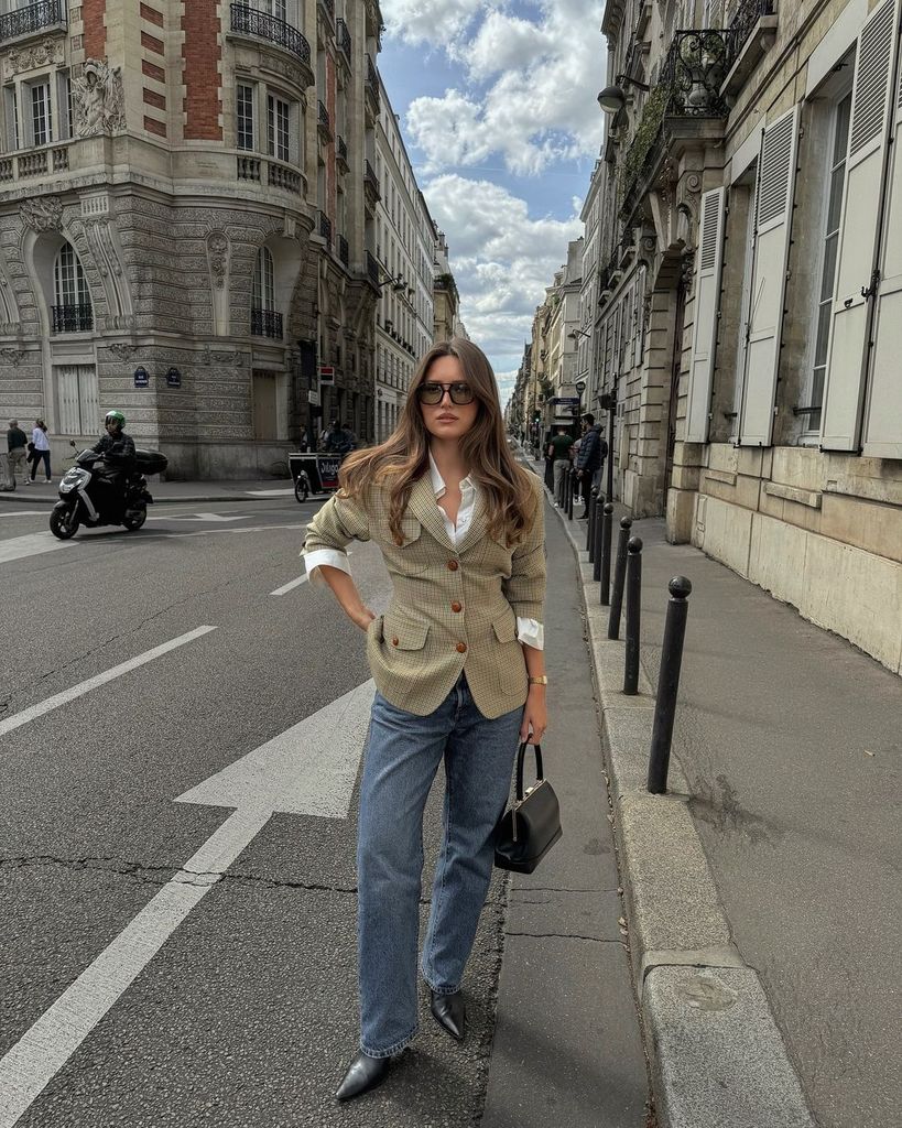 Influencer con look básico, camisa, blazer y vaqueros