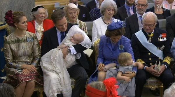 La abuela de la princesa Leonore, la reina Silvia de Suecia, también intentó calmar a la niña que correteó por la iglesia durante la ceremonia
