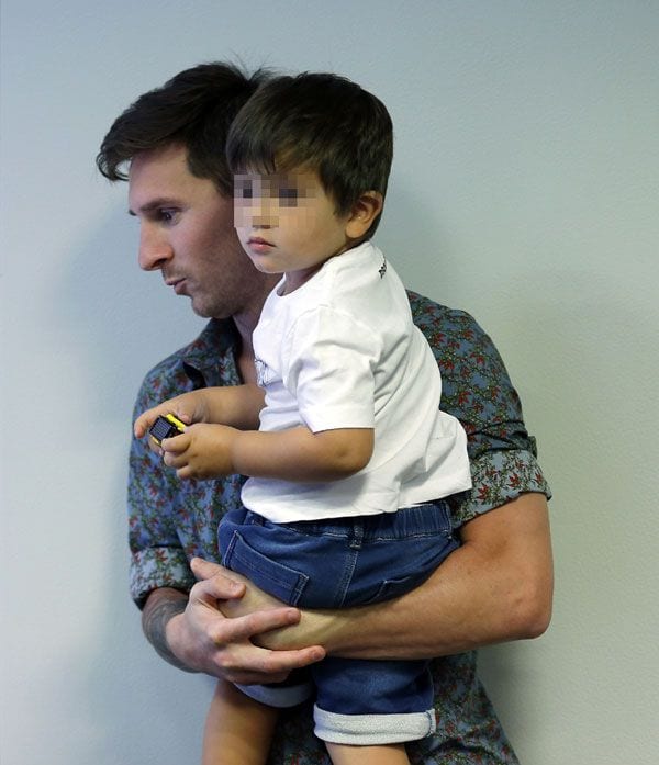 Leo Messi y su hijo, Thiago, que muy pronto darán la bienvenida al nuevo miembro de la familia
