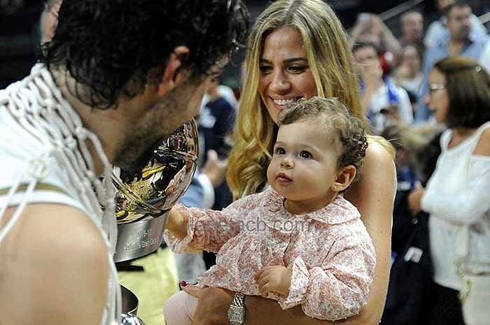 Sergio Llull levanta la Supercopa con sus 'dos tesoros'