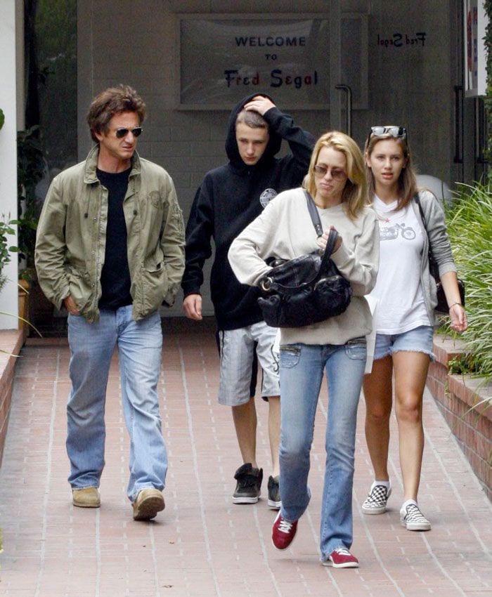 Sean Penn junto a sus hijos Dylan y Hoper