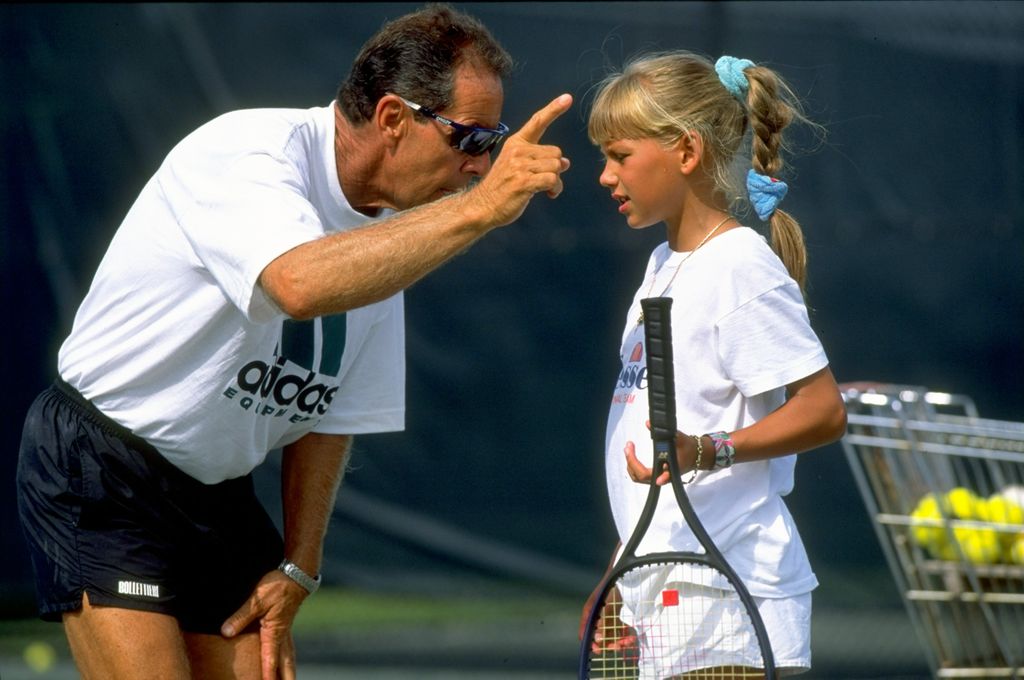 Anna Kournikova con el coach Nick Bollettieri  en una foto de inicios de 1990.