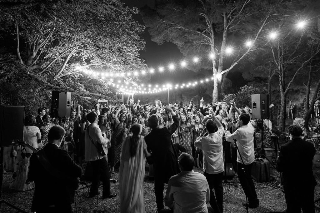 Novios bailando con sus invitados