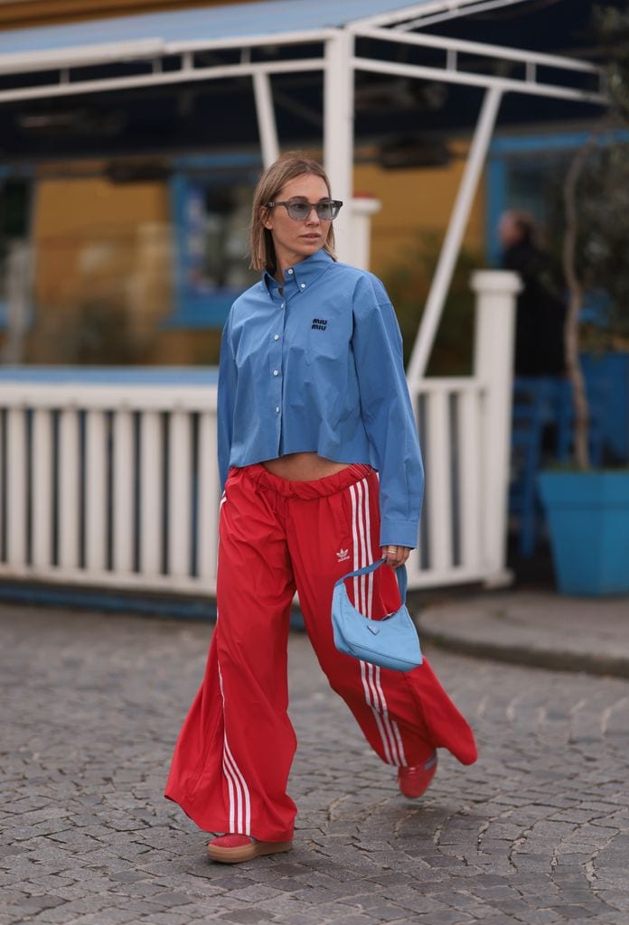 Looks con zapatillas rojas para ir a la moda