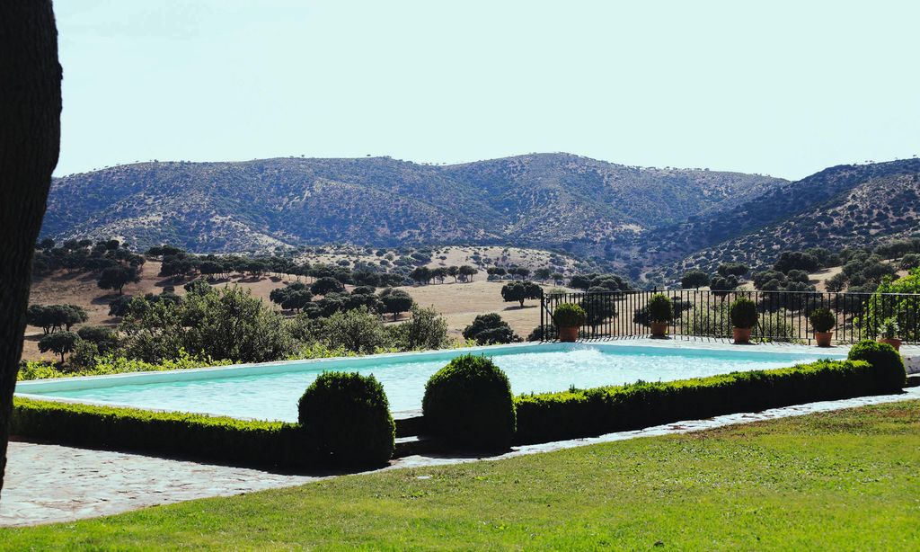 El porche y la piscina de la casa de Casilda Arizon