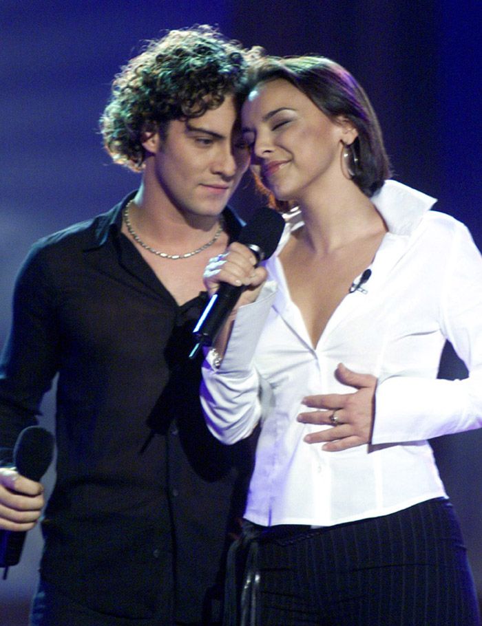 Chenoa y Bisbal, pura química sobre el escenario cuando interpretaron 'Escondidos' durante la primera edición de Operación Triunfo
