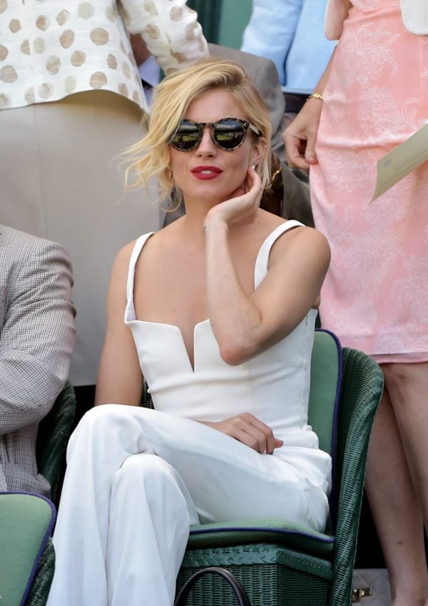 Sienna Miller, una de las invitadas más 'chic' del torneo, lució un mono blanco de pronunciado escote
