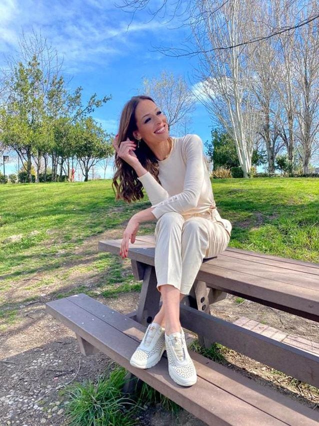 Eva González y su traje azul ideal para la Semana Santa de Sevilla