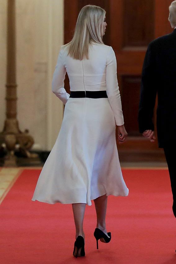 Ivanka Trump con vestido blanco