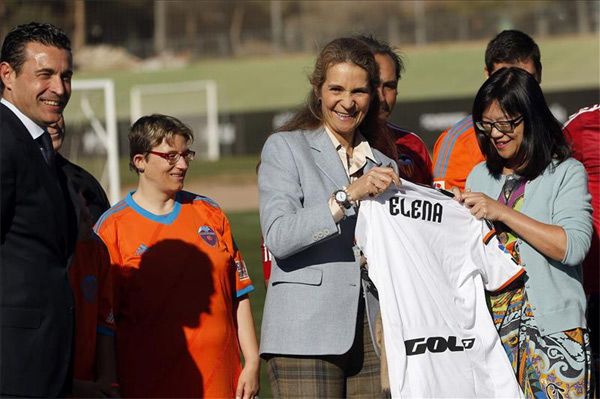 Doña Elena, sonriente, recibió una camiseta con su nombre del club valenciano
